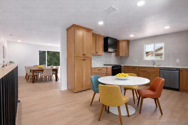 361 E Indian Rock Rd, Vista CA: https://media.crmls.org/mediaz/be187f2a-a584-4bc1-8d6d-afda36512d85.jpg