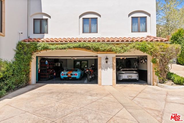 23593 Park South Street, Calabasas CA: https://media.crmls.org/mediaz/be1891bf-4427-4403-a27c-c36d9511d7b1.jpg