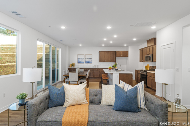 15217 Dawning CT, Lake Elsinore CA: https://media.crmls.org/mediaz/be18adb3-2c4e-4237-a5df-a4611f93719a.jpg