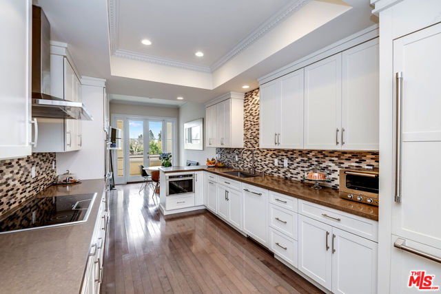 10112 EMPYREAN Way, Los Angeles CA: https://media.crmls.org/mediaz/be1900a5-56cb-4601-a720-d76fa54a9a47.jpg