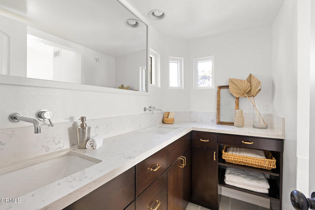 1601 El Rito Avenue, Glendale CA: https://media.crmls.org/mediaz/be1974a7-3074-478d-86f3-fa572250fe66.jpg