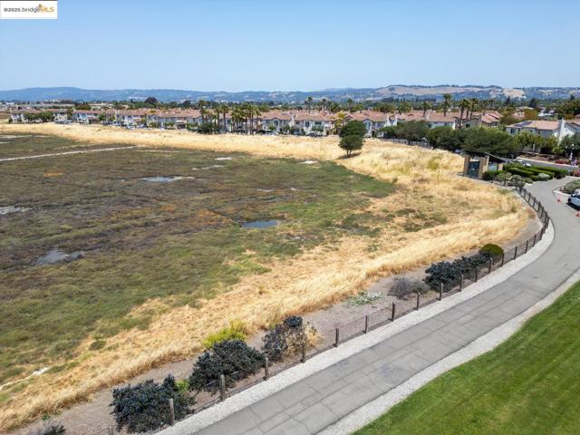 15388 Heron Dr, San Leandro CA: https://media.crmls.org/mediaz/be19bd79-86bd-460f-b349-bfb1674d2cf5.jpg
