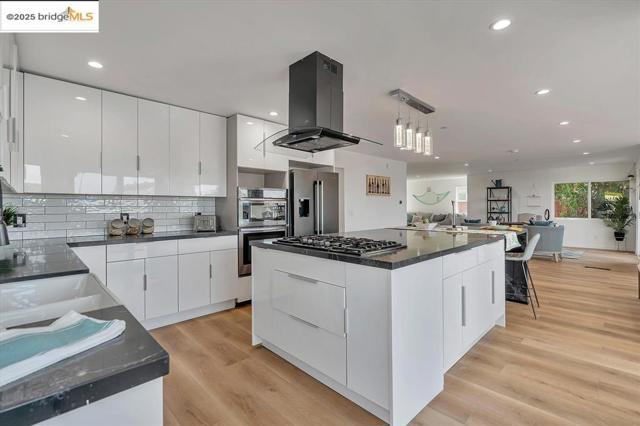 1642 Dune Point Ct, Discovery Bay CA: https://media.crmls.org/mediaz/be1add38-2730-4bb8-bffb-ecd81ae2e8ba.jpg