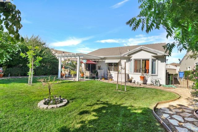 337 Upton Pyne Dr, Brentwood CA: https://media.crmls.org/mediaz/be1ba7e6-1f20-4eb1-a711-277fb112d6d4.jpg