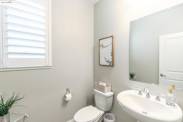 144 Scott Creek Way, Brentwood CA: https://media.crmls.org/mediaz/be1de438-21e8-4fbd-b6f2-863ab4235658.jpg