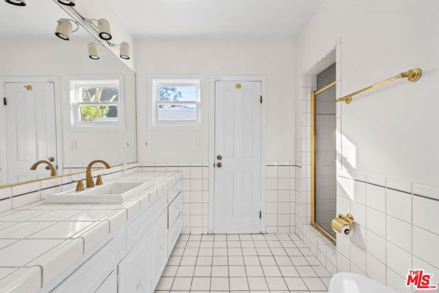 2941 Motor Avenue, Los Angeles CA: https://media.crmls.org/mediaz/be1e216e-bce2-4ab1-bc16-099d53c78b3d.jpg