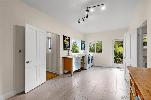 2205 Locust St, San Diego CA: https://media.crmls.org/mediaz/be1ea1e6-fae2-40cc-ad4c-01591d38fc06.jpg