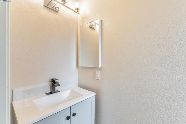 19723 Redwood Rd, Castro Valley CA: https://media.crmls.org/mediaz/be2068dc-647f-4964-aef5-ff59f6b5cf03.jpg