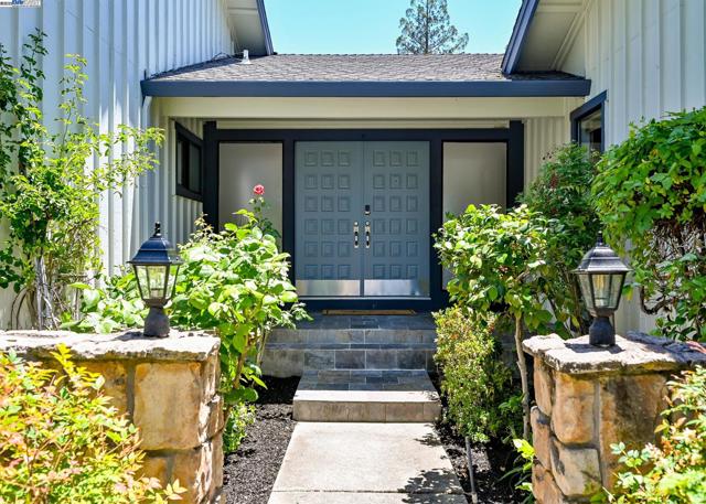 211 Arthur Ct, Danville CA: https://media.crmls.org/mediaz/be21af0f-bda4-4663-8f2f-d2230d348abf.jpg