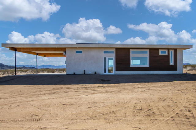 62751 Winters Road, Joshua Tree CA: https://media.crmls.org/mediaz/be21d5ea-2529-43a9-acc4-b1bd7a224f7d.jpg