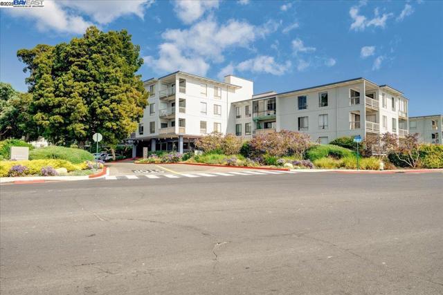 Image 33 of 60 For 2 Admiral Drive  B280