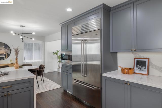 5646 Thornhill Dr, Oakland CA: https://media.crmls.org/mediaz/be22c1e4-49ab-45a6-a195-e676336342af.jpg