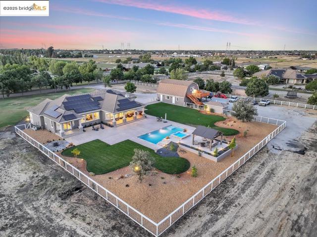 430 Ellisa Ln, Brentwood CA: https://media.crmls.org/mediaz/be24431b-93d8-40ca-a32e-fe47204a64f4.jpg