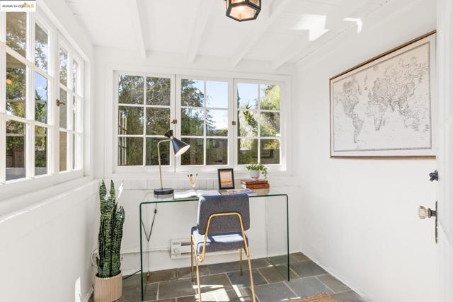 5815 Morpeth St, Oakland CA: https://media.crmls.org/mediaz/be2588a3-66d8-48e0-85fd-c0cc2324cce4.jpg