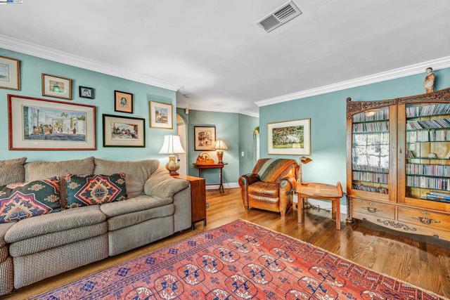 203 Roberta Ave, Pleasant Hill CA: https://media.crmls.org/mediaz/be261bba-3638-430d-8fcd-77f8ab09521c.jpg