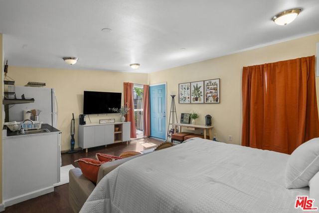 7659 Lindley Avenue, Reseda CA: https://media.crmls.org/mediaz/be26733e-d12e-4b6b-82bd-864f2330dd3e.jpg