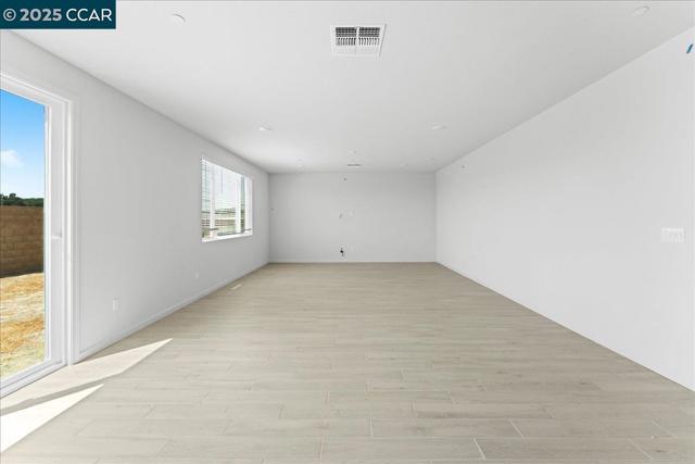 4207 Markovich Ct, Richmond CA: https://media.crmls.org/mediaz/be27260d-5a5d-477e-bd6e-40c1c12ce888.jpg