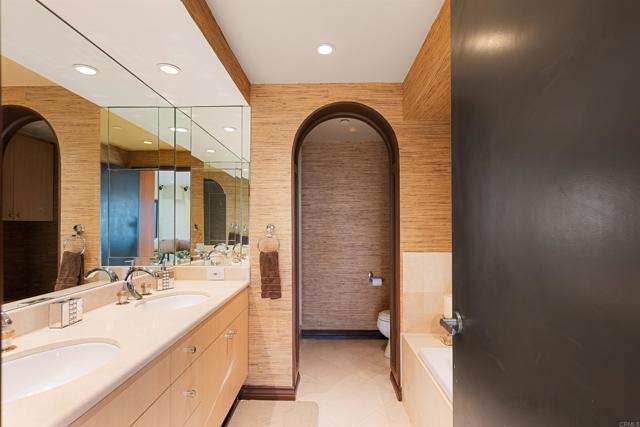 200 Harbor Dr, San Diego CA: https://media.crmls.org/mediaz/be27417b-5db7-4b55-aa1f-4d2f11708f51.jpg