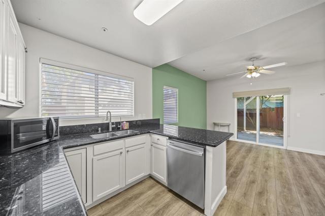 Detail Gallery Image 8 of 52 For 9300 Burnet Ave #111,  North Hills,  CA 91343 - 3 Beds | 2/1 Baths