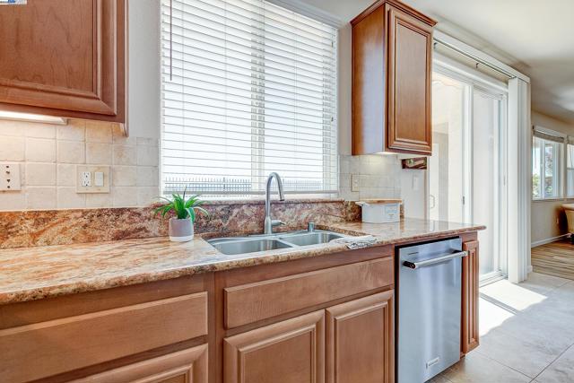 2528 AMANTEA WAY, Dublin CA: https://media.crmls.org/mediaz/be286491-8371-409f-aeb6-dba095ddea3f.jpg