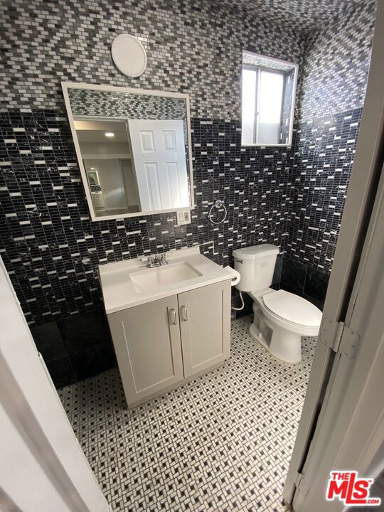 1726 W 37th Place, Los Angeles CA: https://media.crmls.org/mediaz/be2a2d00-43ba-46bf-b09a-3f353d55ea99.jpg