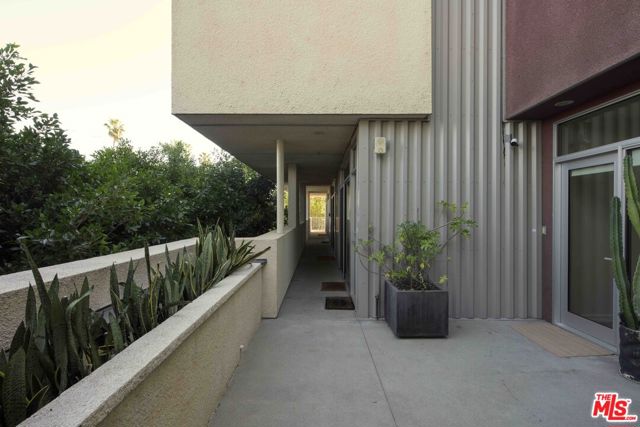 944 North Stanley Avenue, 1 photo 7