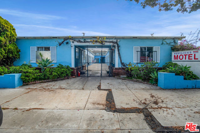 2338 Ocean Park Boulevard, Santa Monica CA: https://media.crmls.org/mediaz/be2af521-0092-4652-a0c9-510d9e0c927c.jpg