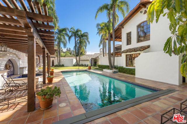 25127 Jim Bridger Road, Hidden Hills CA: https://media.crmls.org/mediaz/be2b04ef-3efe-47ef-951c-802a37af4afc.jpg