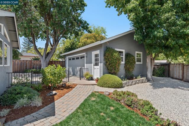 347 Valley View Rd, Pleasant Hill CA: https://media.crmls.org/mediaz/be2b6cea-32ae-44c2-ae91-4c30cdd48847.jpg