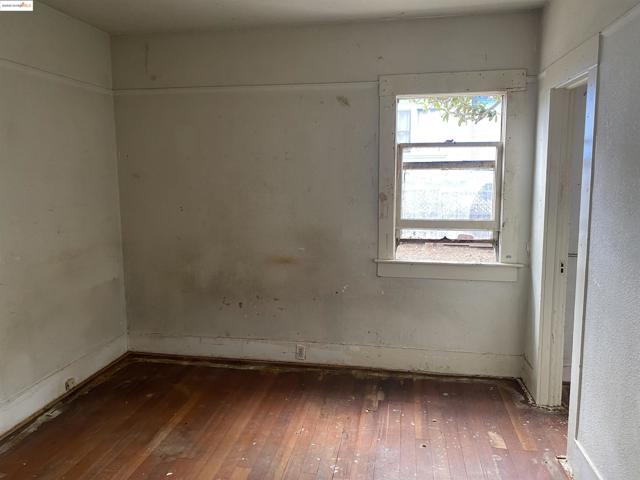 3654 39th Ave, Oakland CA: https://media.crmls.org/mediaz/be2ba22a-9c72-4c2b-86ea-0e8dcdaaf553.jpg