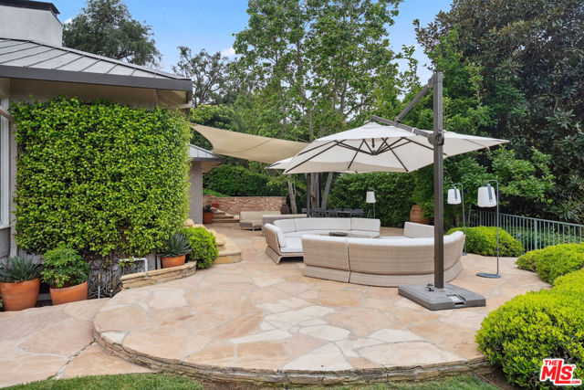 3818 Hollyline Avenue, Sherman Oaks CA: https://media.crmls.org/mediaz/be2cd339-2ba7-46b4-a54b-924e9df6fabd.jpg