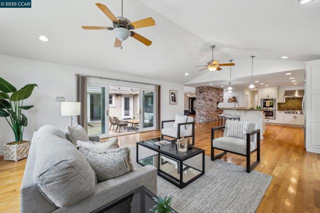 1450 Finley Ln, Alamo CA: https://media.crmls.org/mediaz/be2ce322-b731-4bdd-8f74-0bbb39d98433.jpg