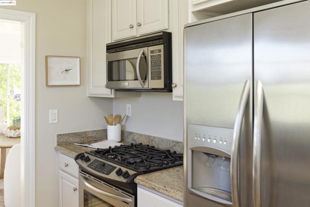 3945 Randolph Ave, Oakland CA: https://media.crmls.org/mediaz/be2da79e-96b3-47f0-91ae-5993abe5ac75.jpg