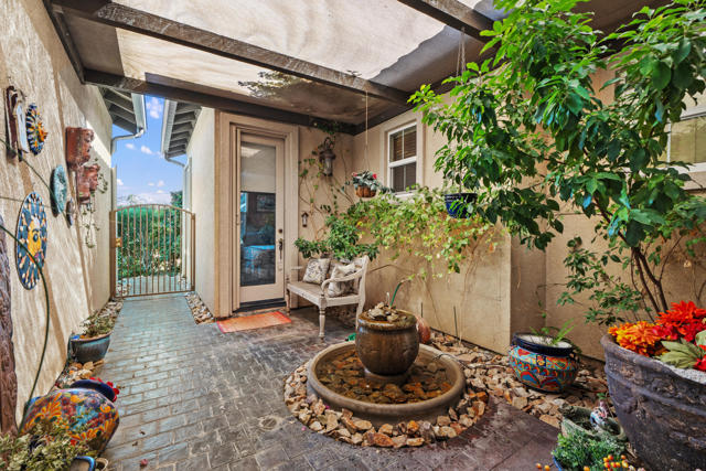 5 Lake Louise Court, Rancho Mirage CA: https://media.crmls.org/mediaz/be2def3d-79a2-4115-8c9d-74f7a6e82c6e.jpg