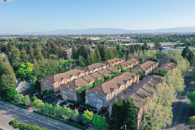 2200 Beech Cir, San Jose CA: https://media.crmls.org/mediaz/be2e2568-83ee-4d15-8e3d-0d9c4ba84292.jpg