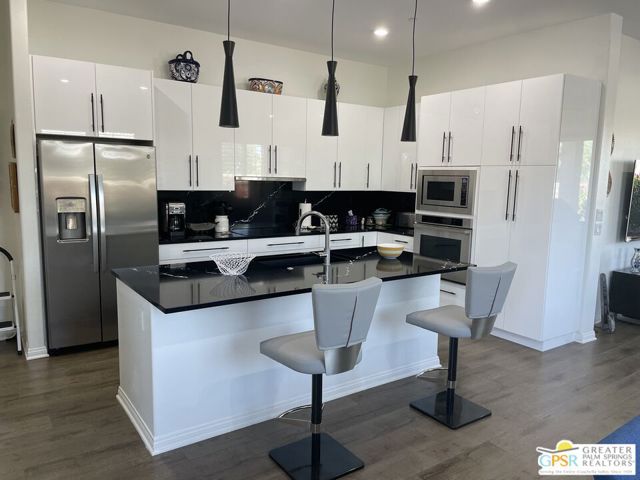 81331 Corte Compras, Indio CA: https://media.crmls.org/mediaz/be2e87ae-77a3-4df6-bde9-fd966825d76d.jpg