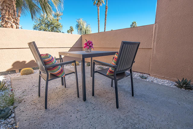 125 Lakeshore Drive, Rancho Mirage CA: https://media.crmls.org/mediaz/be2ea0f0-e0c8-4149-b7c7-fcec3f0f5ddb.jpg
