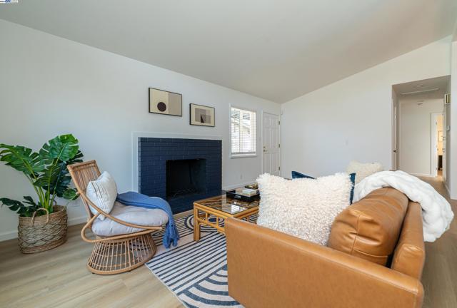 1172 Pine St, Livermore CA: https://media.crmls.org/mediaz/be30009f-8e94-4232-ada3-fb20ffbab9dd.jpg