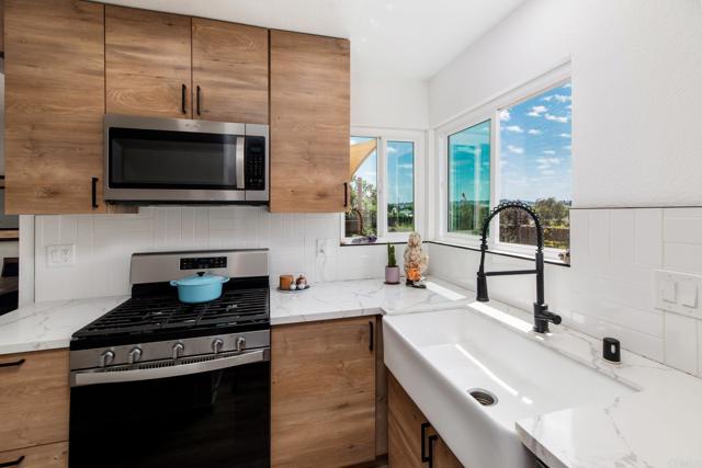 Detail Gallery Image 3 of 20 For 4543 Beverly Glen Dr, Oceanside,  CA 92056 - 2 Beds | 1 Baths