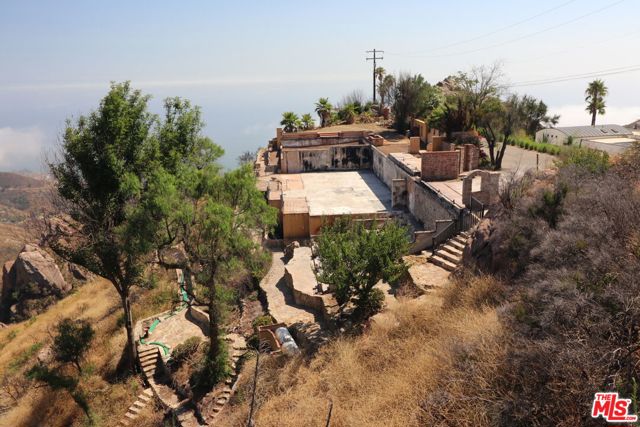 24734 W Saddle Peak Road, Malibu CA: https://media.crmls.org/mediaz/be302d5f-16ea-43c9-accd-77508a2f34ca.jpg