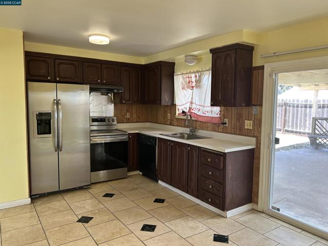 26 Leeward Way, Pittsburg CA: https://media.crmls.org/mediaz/be309aea-4f97-495e-b2d4-41ebb087c682.jpg