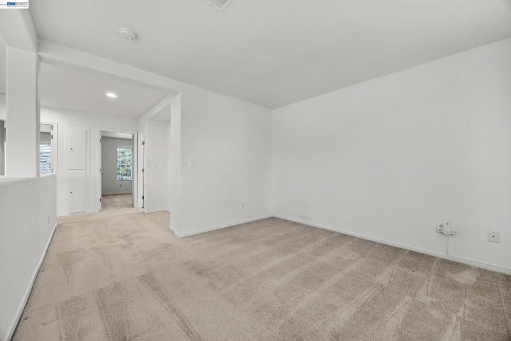 https://media.crmls.org/mediaz/be3132e5-94cc-4190-a9f6-08a25d04bbbc.jpg?preset=X-Large