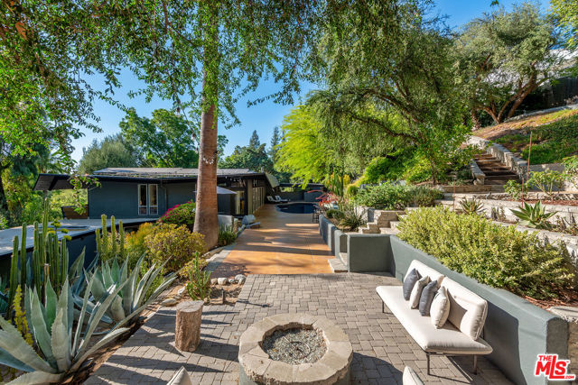 4944 Hood Drive, Woodland Hills CA: https://media.crmls.org/mediaz/be31b097-78b7-4322-a4c3-292509cb64d8.jpg