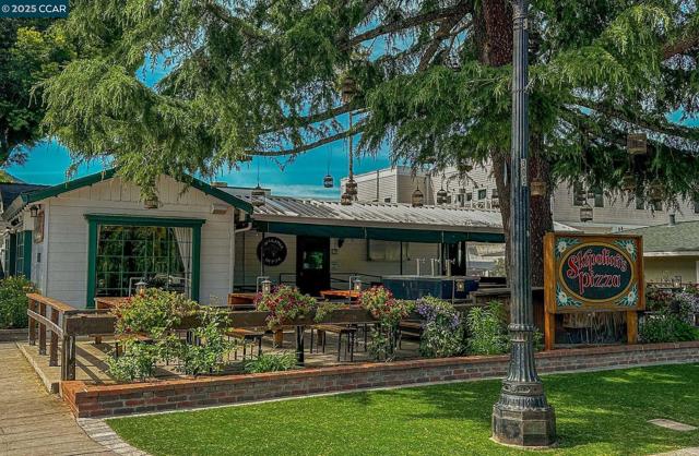 1105 Peacock Creek Dr, Clayton CA: https://media.crmls.org/mediaz/be324258-9171-4ad7-b46b-06eec024d240.jpg