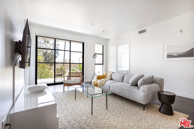 5800 Harold Way, Los Angeles CA: https://media.crmls.org/mediaz/be3374e6-a376-4607-a173-afe88b37fe20.jpg