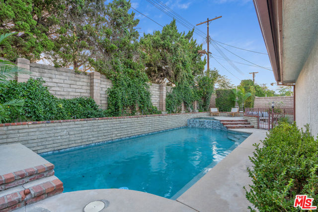10037 Sunnybrae Avenue, Chatsworth CA: https://media.crmls.org/mediaz/be340232-9147-4b64-9eb8-6e72c667312c.jpg