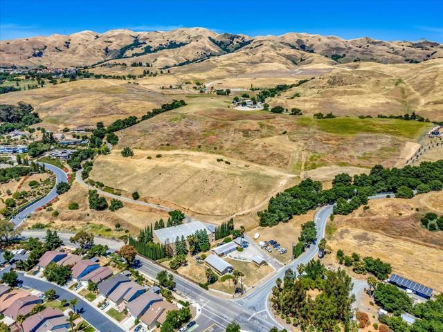 1995 Old Calaveras Road, Milpitas CA: https://media.crmls.org/mediaz/be3474b5-b80b-4223-bd25-fa76318f8482.jpg