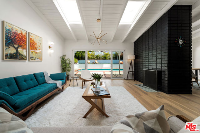 23020 Lita Place, Woodland Hills CA: https://media.crmls.org/mediaz/be358f2d-694e-4cf0-ab73-8ac3354a386d.jpg