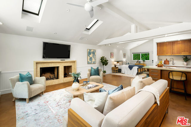 508 GLEN Trail, Topanga CA: https://media.crmls.org/mediaz/be35f696-de32-440b-a609-6509ec6d1d25.jpg