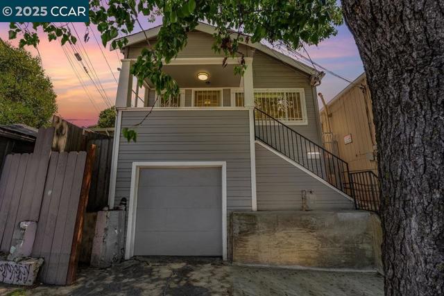 2154 35Th Ave, Oakland CA: https://media.crmls.org/mediaz/be368126-704a-4f4b-a74f-246a429bf837.jpg
